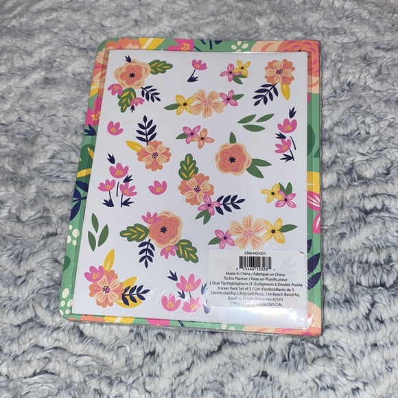 Daily planner book with 4 different color highlighters - Picture 2 of 2